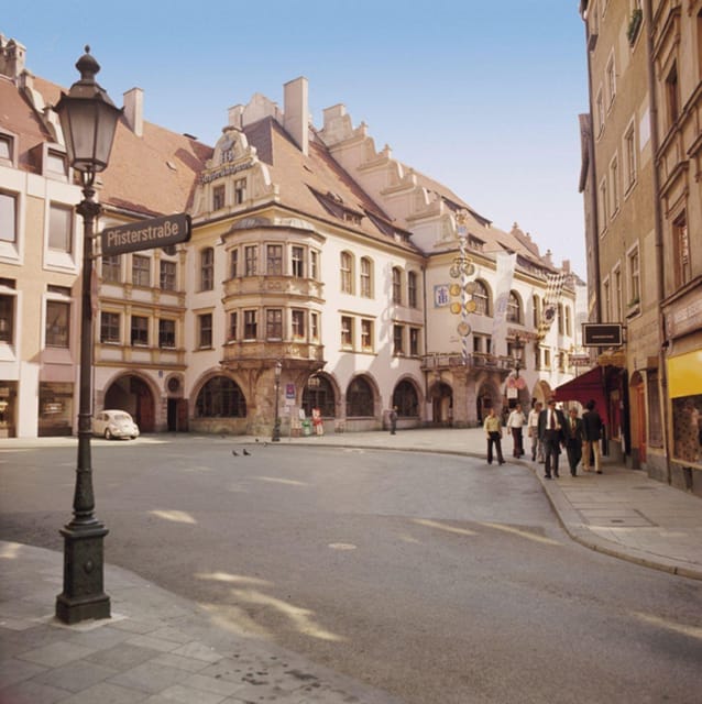 Munich: Private or Group Third Reich and WWII Walking Tour - The guides: Karl, Ina, and a personal presentation