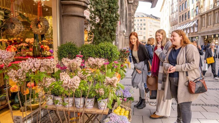 Munich: Private Personalized Walking Tour with a Local Host - Marienplatz gives you the classic Munich opening