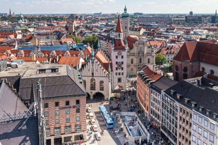 Munich : Private Walking Tour with A Guide (Private tour) - English Garden and people-watching