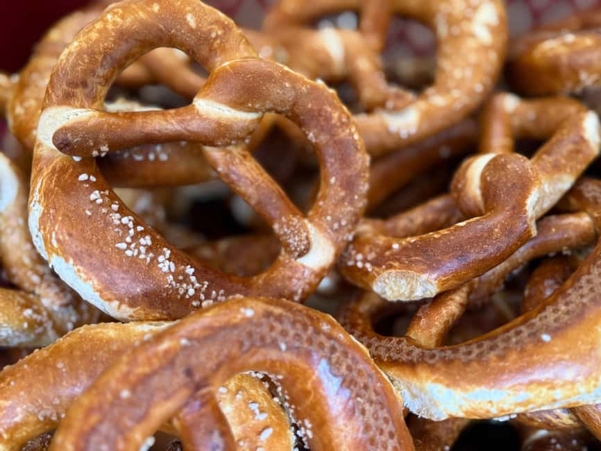 Munich: Viktualienmarkt Food Tasting Tour in German - Key points to know