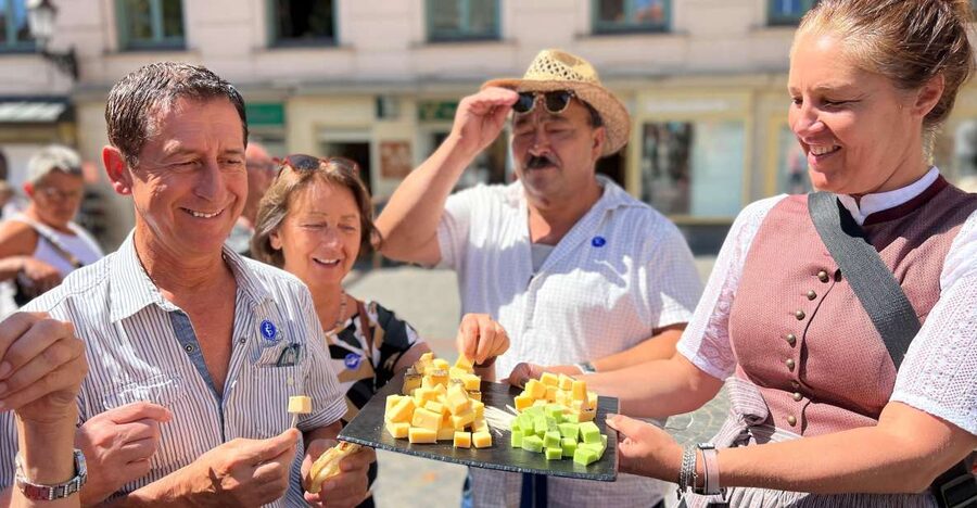 Munich: Viktualienmarkt Food Tasting Tour in German - Sausage brings the Bavarian basics
