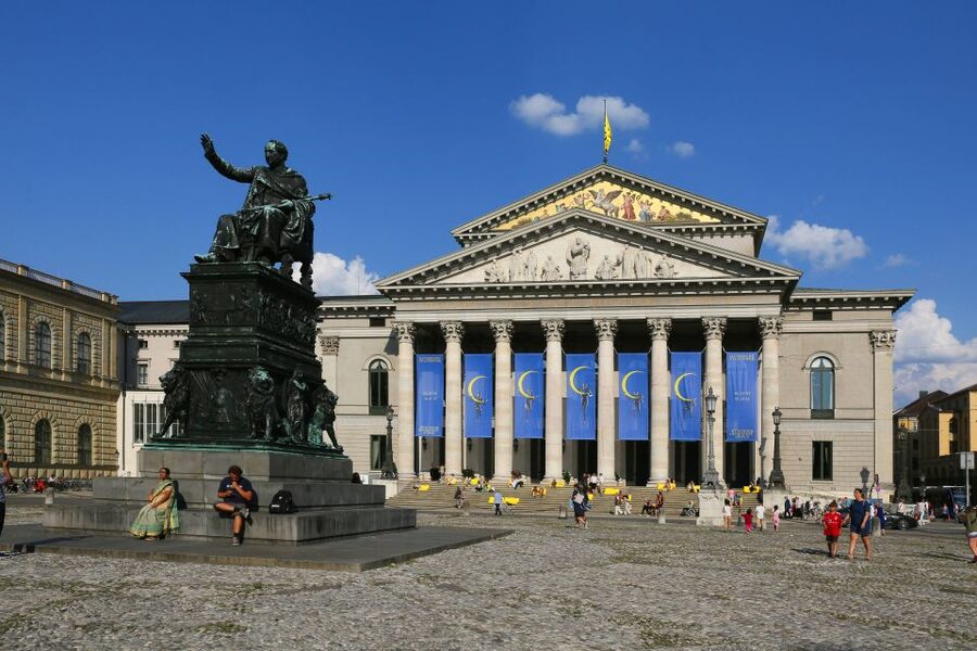 Munich: Walking Tour Old Town 3D VR Tour in GERMAN - Marienplatz in 1570: markets, punishment, and public life