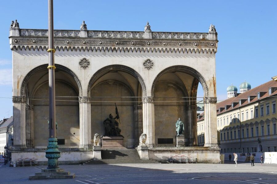 Munich: Walking Tour Old Town and Viktualienmarkt - Viktualienmarkt brings the city down to earth