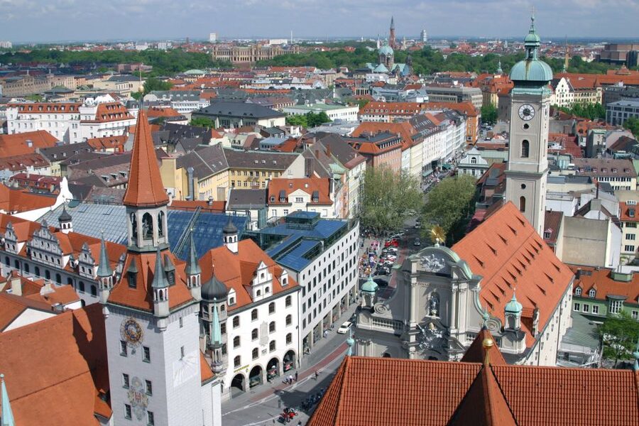 Munich: Walking Tour Old Town and Viktualienmarkt - Alter Hof reveals Munich’s ruling past