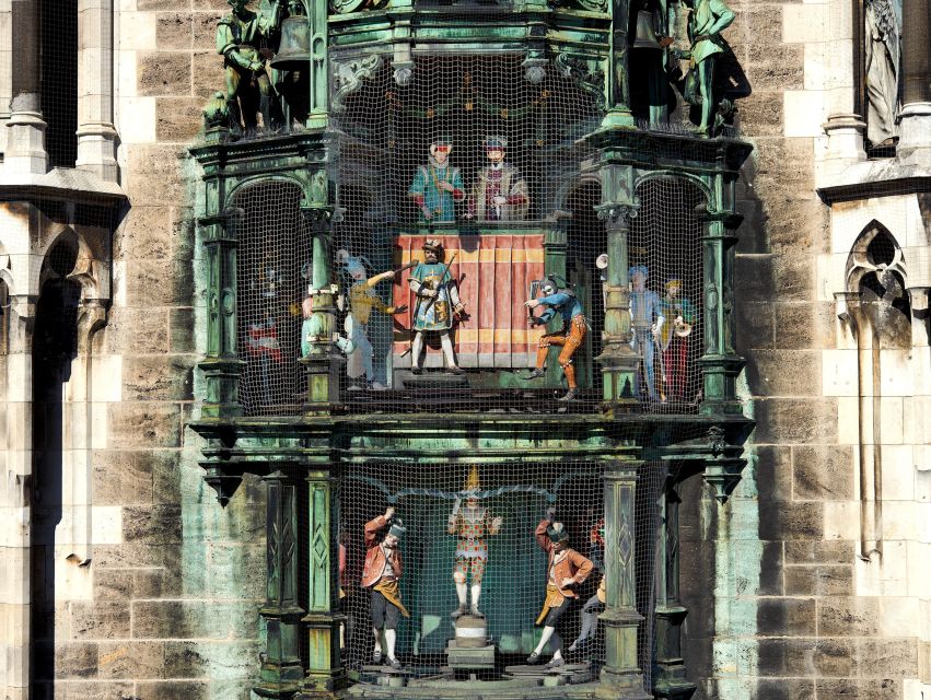 Munich: Walking Tour Old Town and Viktualienmarkt - Odeonsplatz ends with Italian Baroque flair