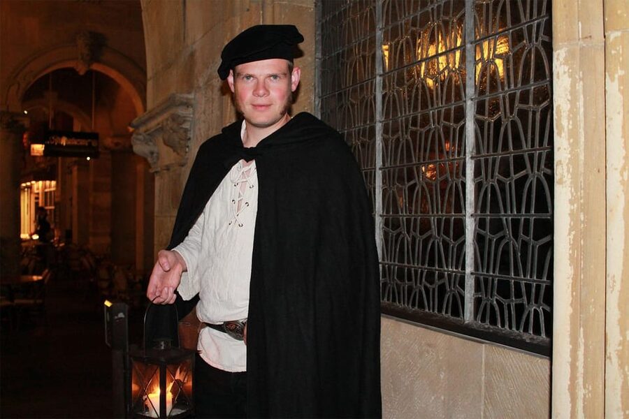 Münster: Night watchman tour through the picturesque old town by lantern light - The Prinzipalmarkt by lantern light