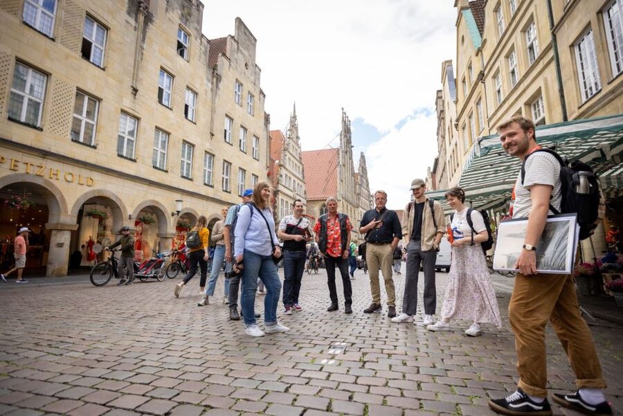 Münster: Old Town Historical Walking Tour by "Geo Epoche" - Krameramtshaus connects the story to city life