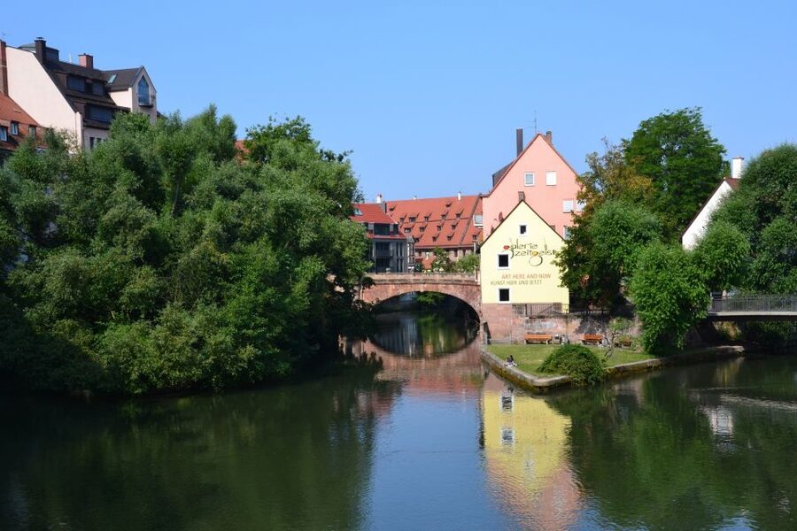 Nuremberg: Private guided tour of the Old Town in German - A guide who adjusts the walk to your group