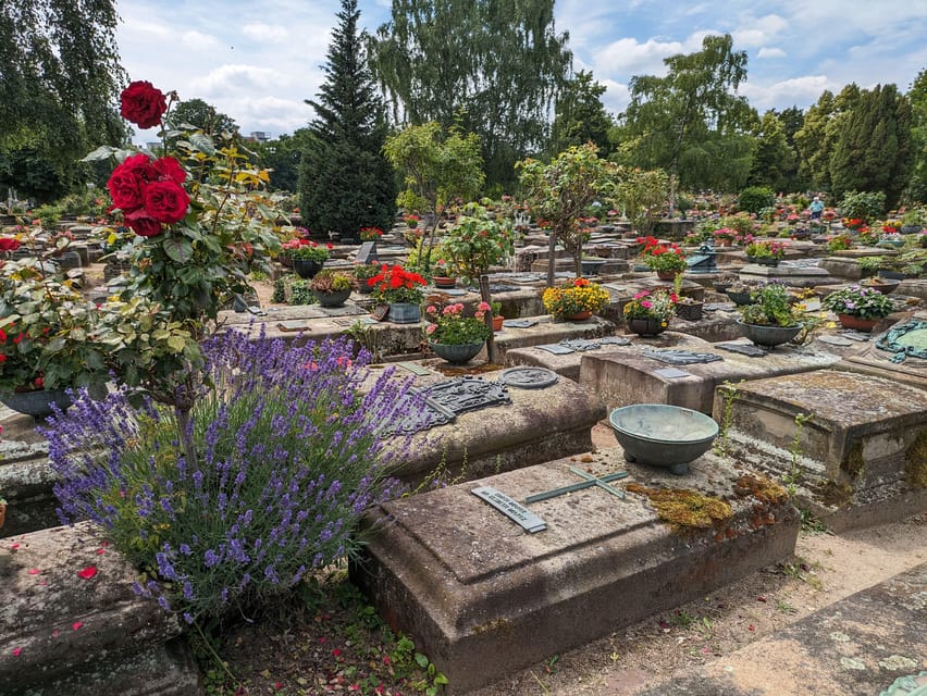 Nuremberg: St. Johannis Friedhof &Hesperidengärten IN GERMAN - The German-language guide makes a difference