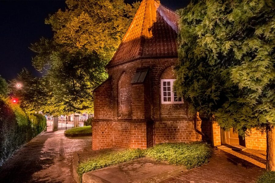 Oldenburg: "Executioners, witches & scoundrels" (crime thriller tour) - Meeting the gravedigger at the Gertruden Chapel