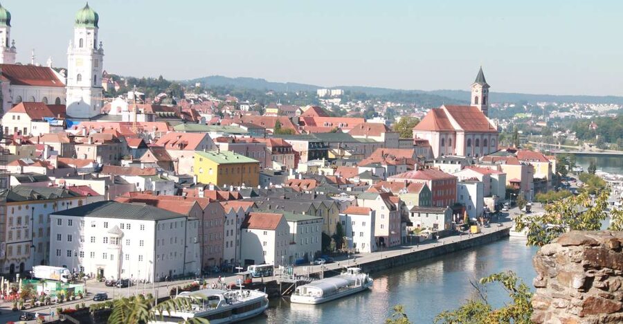 Passau: City Highlights Guided Walking Tour - Höllgasse starts the tour with color