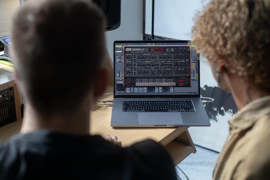 Produce Techno and House Music in Berlin - The First Steps: Synthesizers, Drums, and Sound