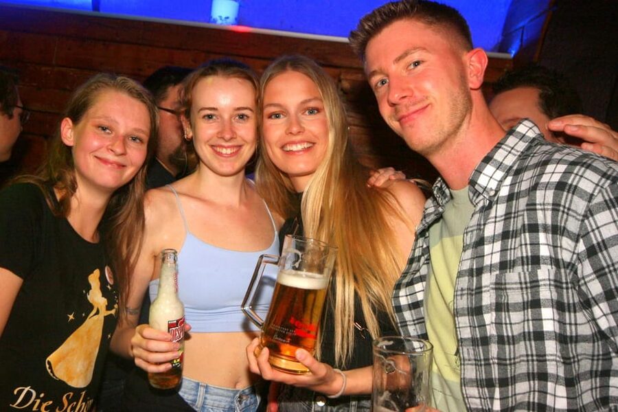 Pubcrawl Augsburg: Tour through best Bars and Clubs in Town - The first hour, a local bar and a gentle start