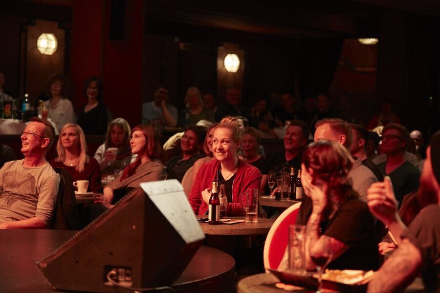 Quatsch Comedy Club Berlin: Die Late Night Show - Drinks, snacks, and the table atmosphere