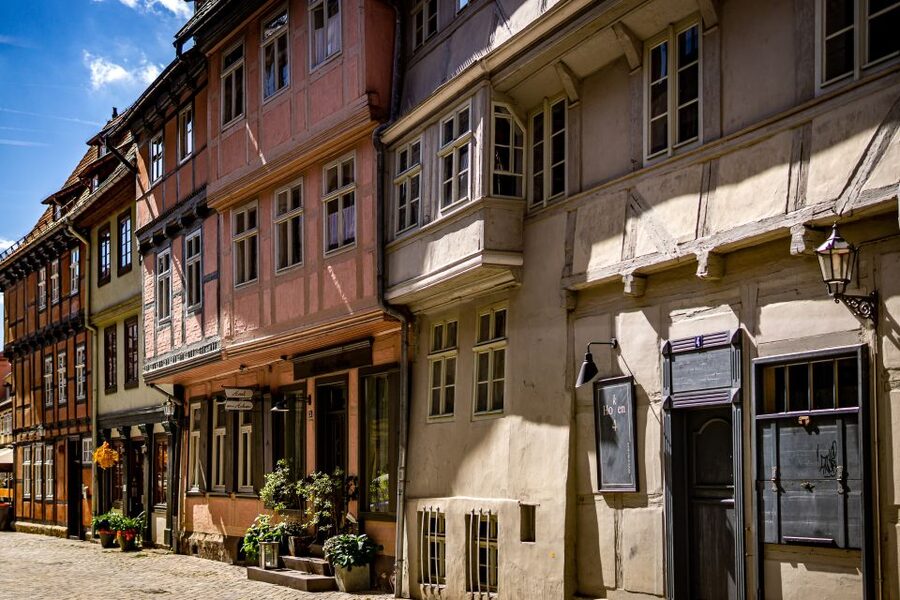 Quedlinburg: Guided City Highlights Walking Tour - German language and guide style