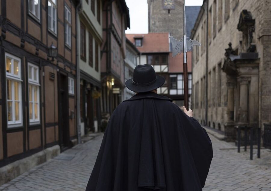 Quedlinburg: Historical Old Town Evening Walking Tour - Quedlinburg after sunset, when the streets tell a different story