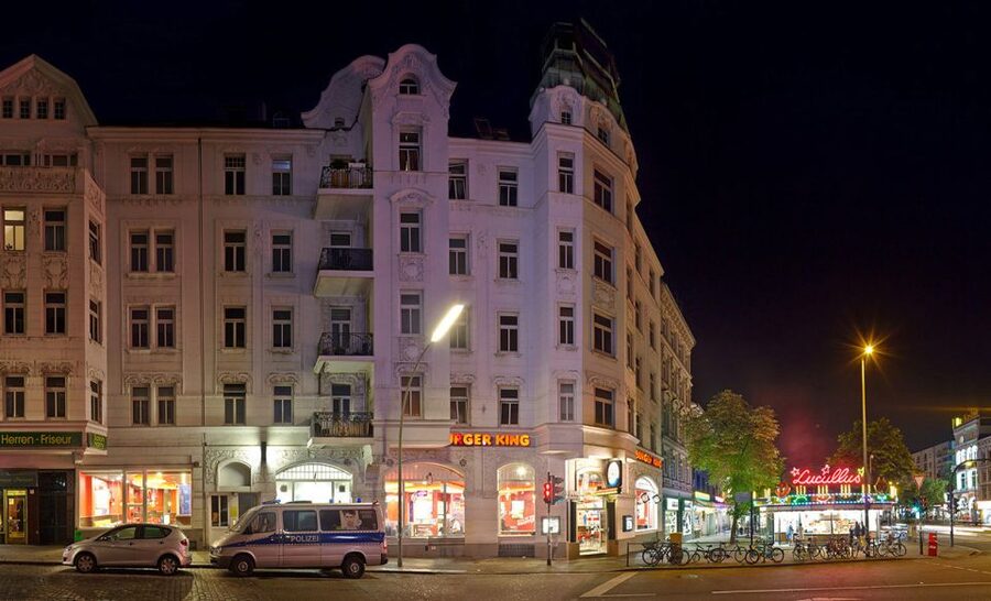 Reeperbahn Walking Tour with St. Pauli Local - Starting beneath the Dancing Towers