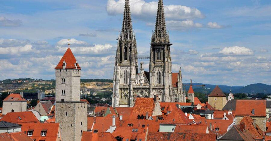 Regensburg: Express Walk with a Local in 60 minutes - St Peter Cathedral and the city’s major landmarks