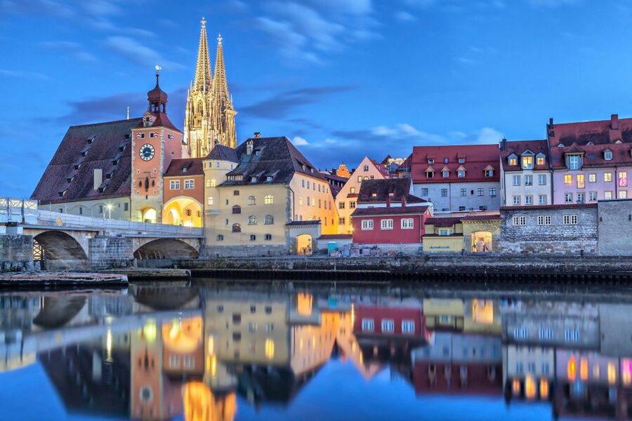 Regensburg: Express Walk with a Local in 60 minutes - Walking through Regensburg’s medieval center