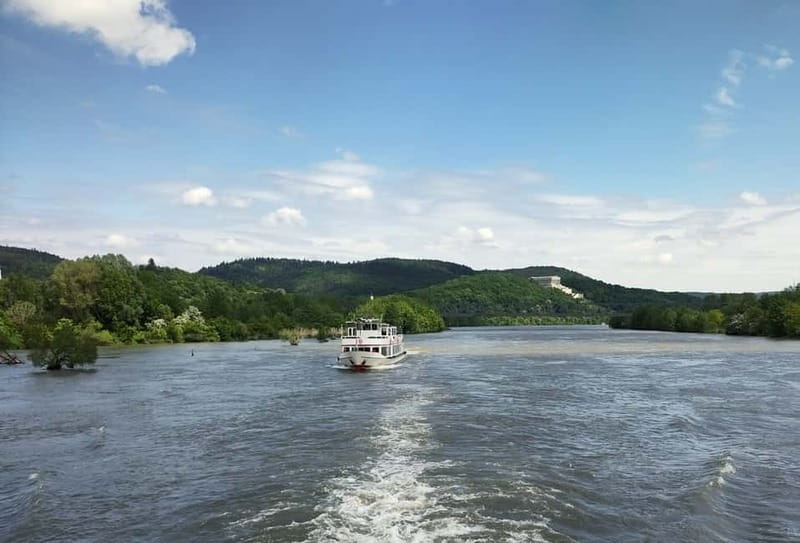 Regensburg: Klinger's Sightseeing Boat Tour to Walhalla - Arriving beneath Walhalla in Donaustauf