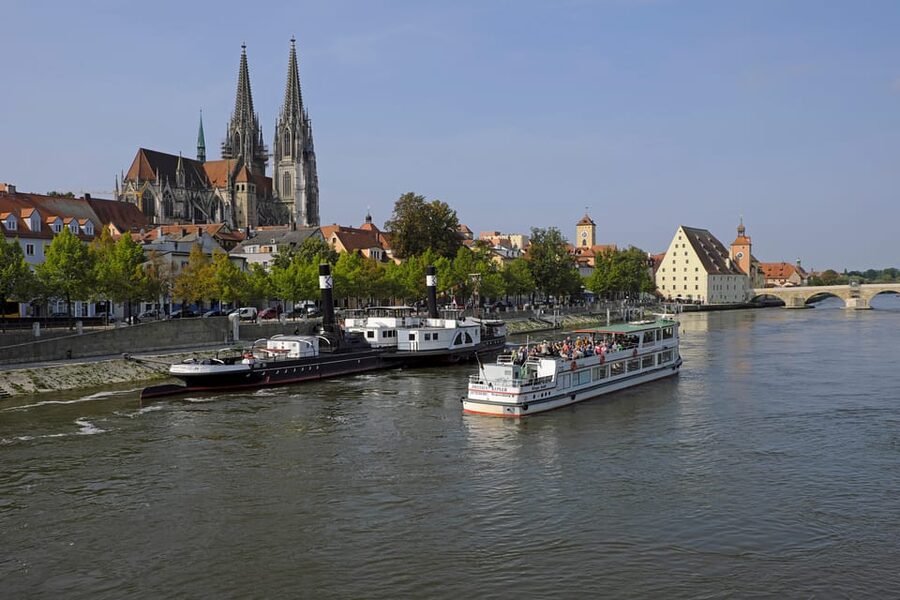 Regensburg: Original Strudelrundfahrt - Starting below Regensburg’s Stone Bridge