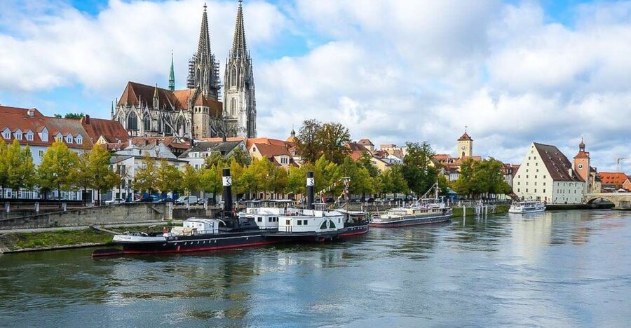 Regensburg: Private Walking Tour With Professional Guide - Starting under the station clock