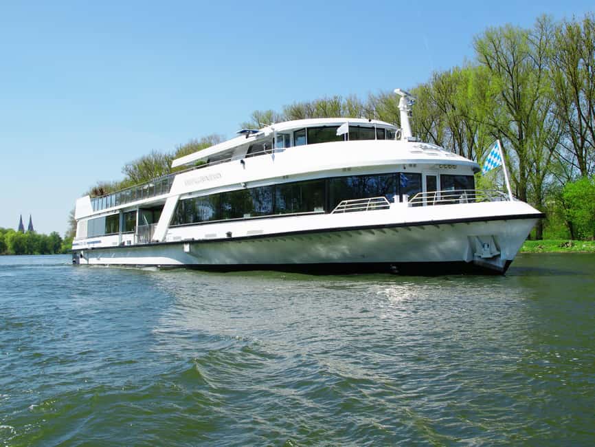 Regensburg: Sightseeing Cruise to Walhalla - Following the route to Walhalla