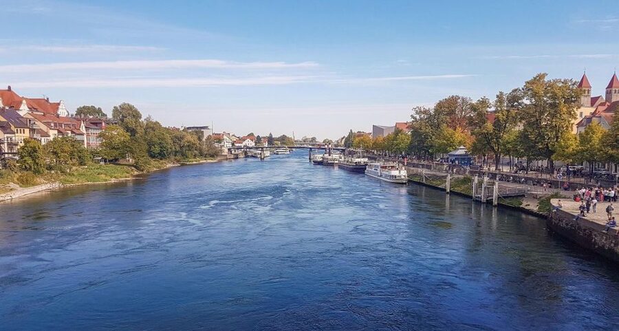 Regensburg: walking tour with italian wines and food tasting - Starting with Regensburg’s old town