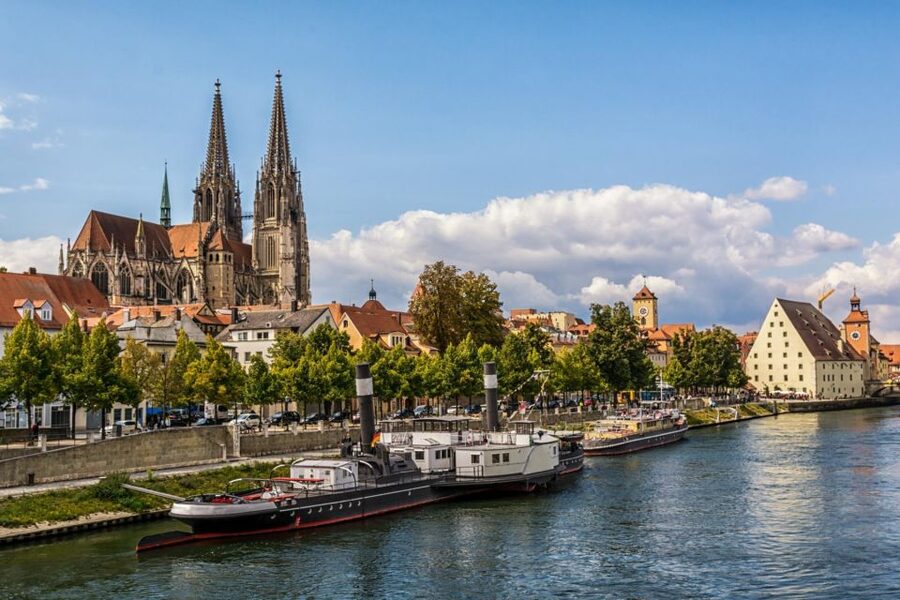 Regensburg: walking tour with italian wines and food tasting - Italian food, the €10 dining credit, and the fine print