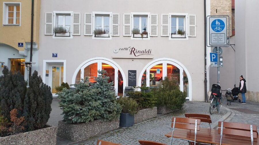 Regensburg: walking tour with italian wines and food tasting - Timing, languages, and access