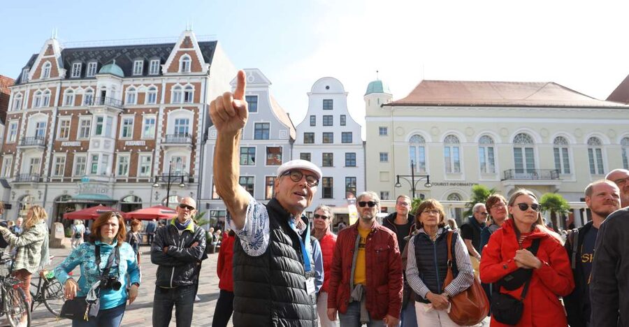 Rostock: Guided tour of the historic city center - Reading Rostock through its old and new sides