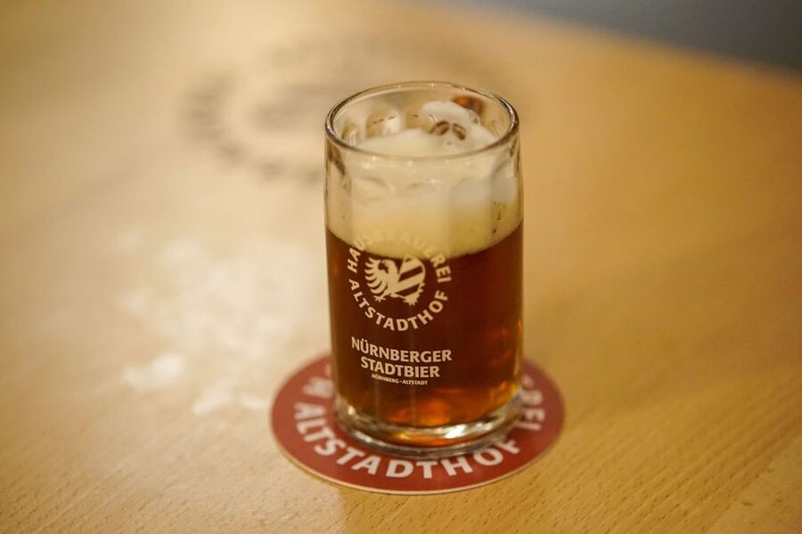 "Rotes Bier" and "Blaue Zipfel". A historical-culinary walk - Bratwurst Röslein and the case of the tiny sausage