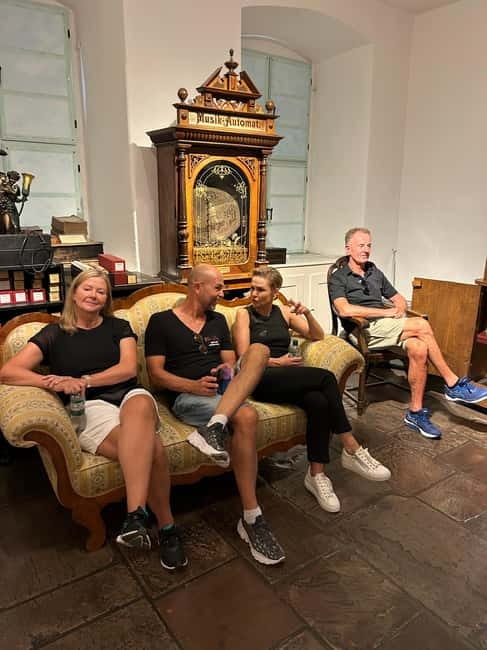Rüdesheim: city tour with music and wine and Rüdesheim coffee - Meeting Petra at the Historic Music Cabinet