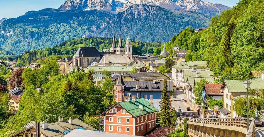 Salzburg: Sound of Music and Salt Mines Tour - Singing on the coach