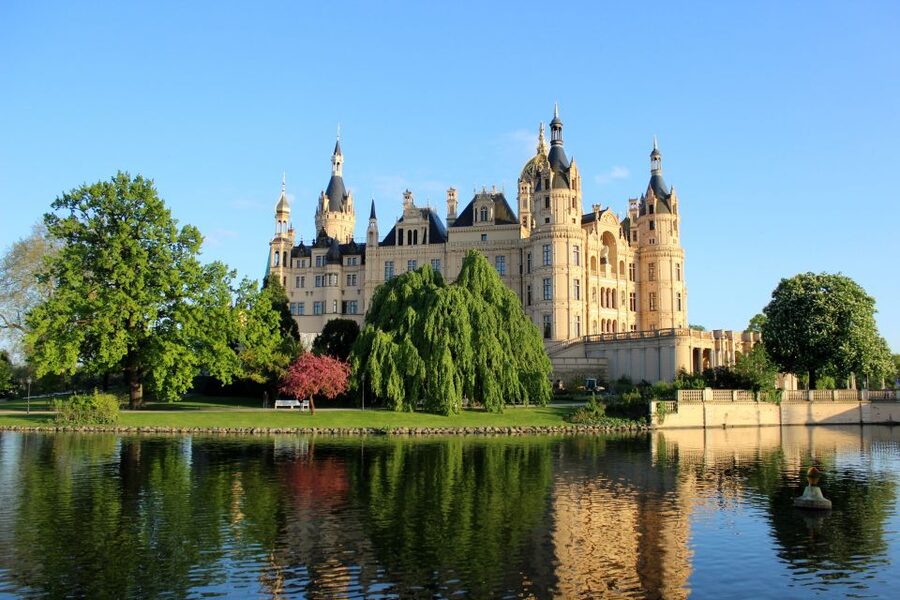 Schwerin: City Highlights Guided Tour - Market Square and the Buttocks Parade story