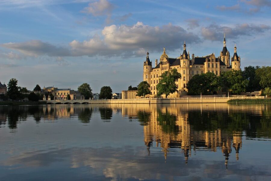 Schwerin: City Highlights Guided Tour - Pfaffenteich and Schwerin’s public buildings