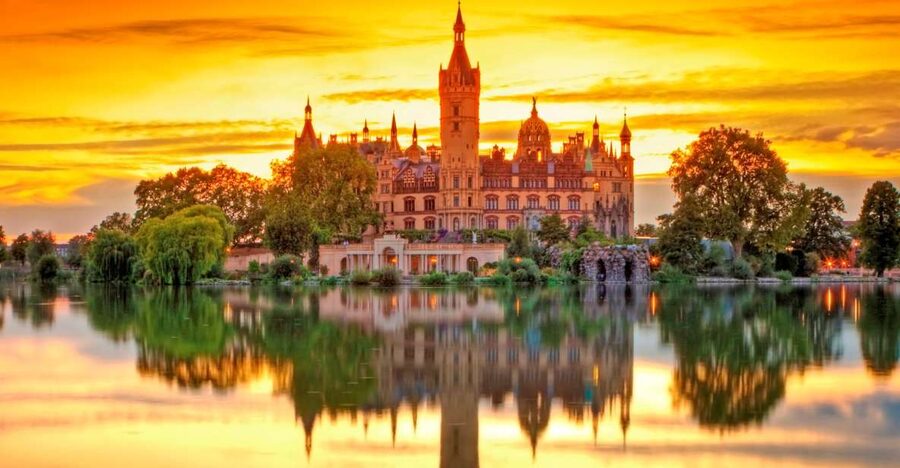 Schwerin: City Highlights Guided Tour - Schwerin Cathedral and the old town lanes