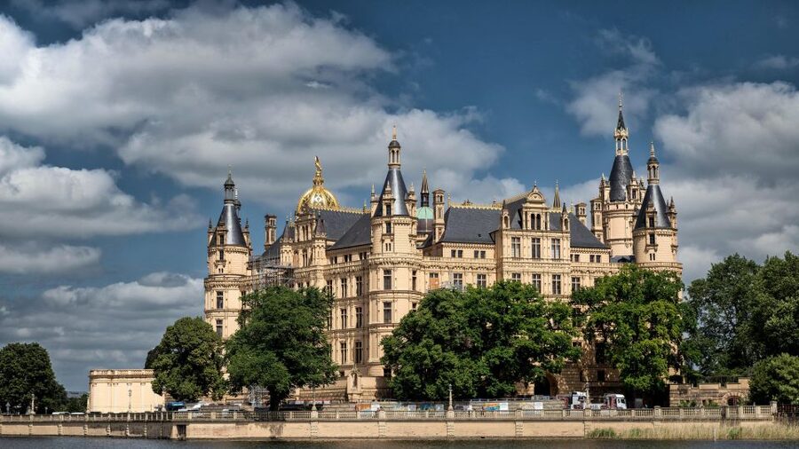 Schwerin: Private Guided Walking Tour - Starting at Schwerin Palace on Lake Schwerin