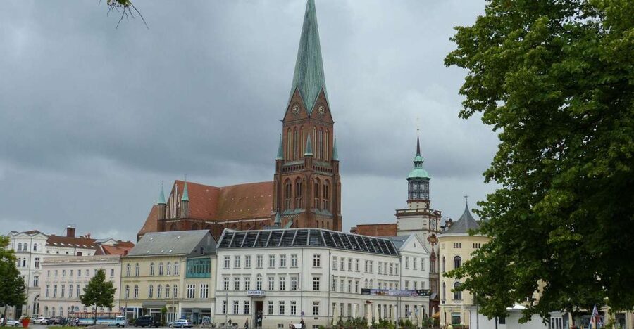 Schwerin: Private Guided Walking Tour - Schwerin Palace, the city’s romantic centerpiece