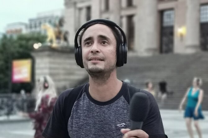 Silent disco through downtown Berlin with flash mobs - How demanding is the dancing?