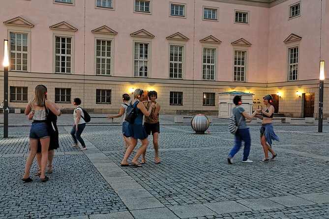 Silent disco through downtown Berlin with flash mobs - Who will enjoy this most?