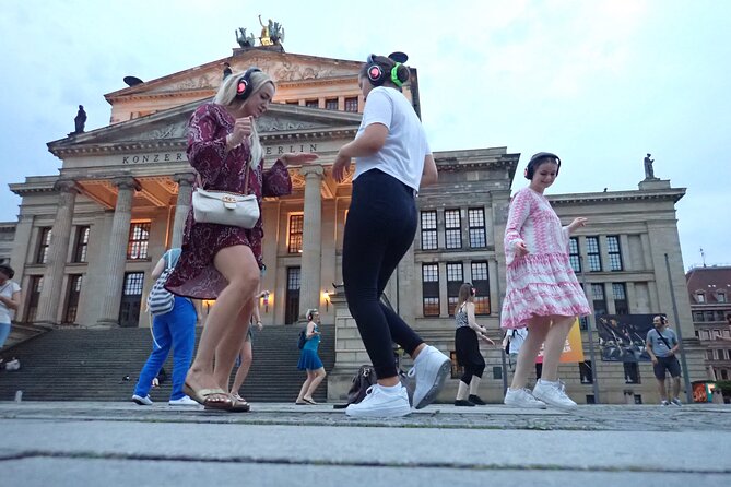 Silent disco through downtown Berlin with flash mobs - What the 9 pm start feels like