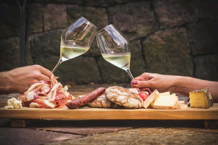 South Tyrolean specialties and wine tasting - What the 90-minute tasting includes