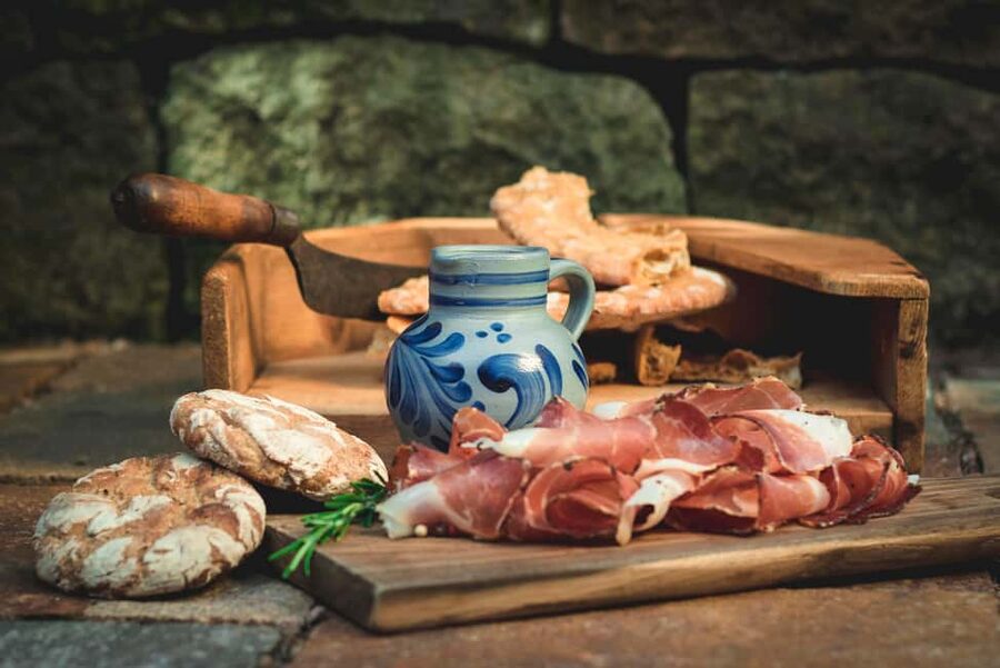South Tyrolean specialties and wine tasting - A closer look at the wine styles