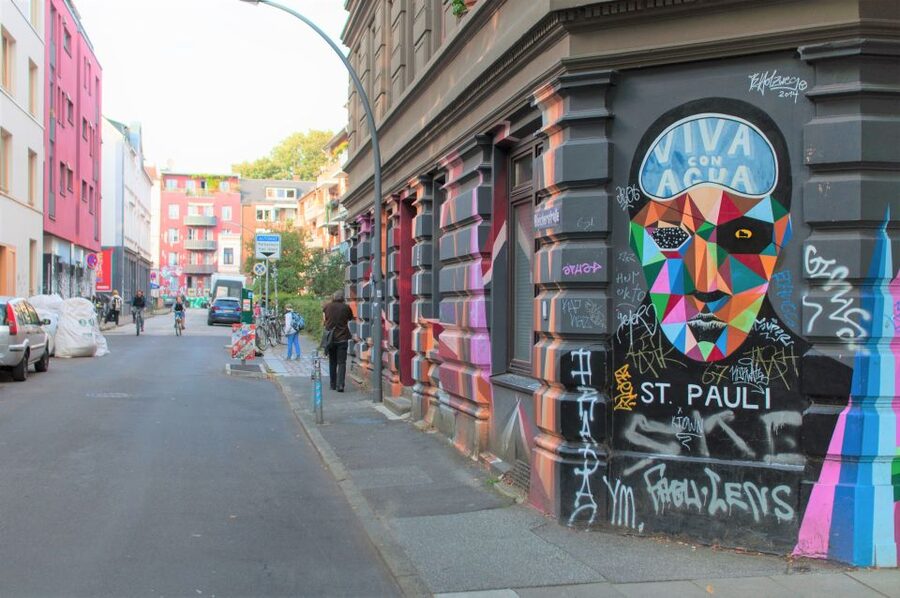St. Pauli: Guided Food Tour with 5 Tastings - Stop four: local food and a pause in the walking rhythm