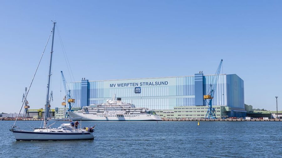 Stralsund: 1-Hour Harbor Cruise - Choosing between indoor and rooftop seating