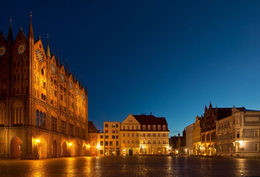 Stralsund: Old Town Evening Tour with a Night Watchman - The harbor lights and the final mood
