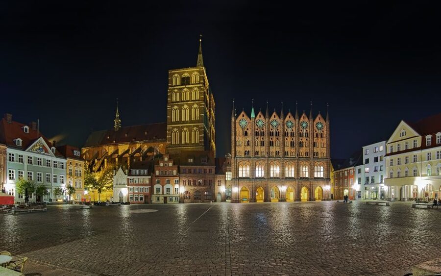 Stralsund: Old Town Evening Tour with a Night Watchman - The guides make the difference
