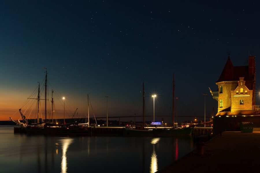 Stralsund: Old Town Evening Tour with a Night Watchman - German language and the kind of history you get