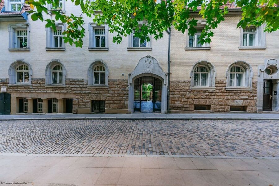 Stuttgart: Bean District Walking Tour with Swabian Food - Narrow lanes, old buildings, and quiet courtyards